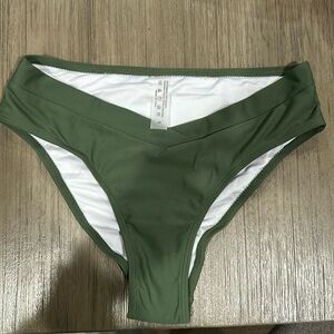 NWT small fanuerg women’s bikini bottom. Hunter green